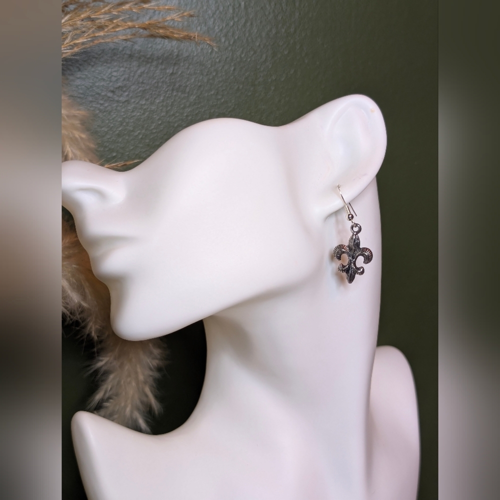 💥SALE💥 Vintage Sterling Silver Fleur De Lis Earrings